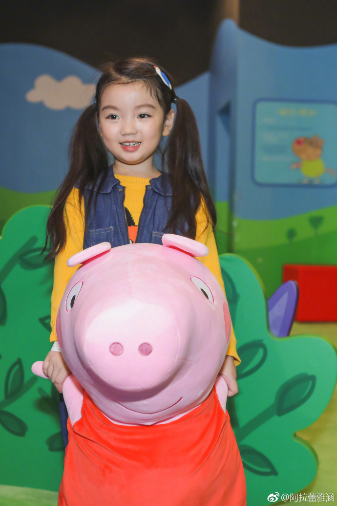 阿拉蕾分享近照,为了显脸瘦这样拍照,结果脸更显胖了,美哭了