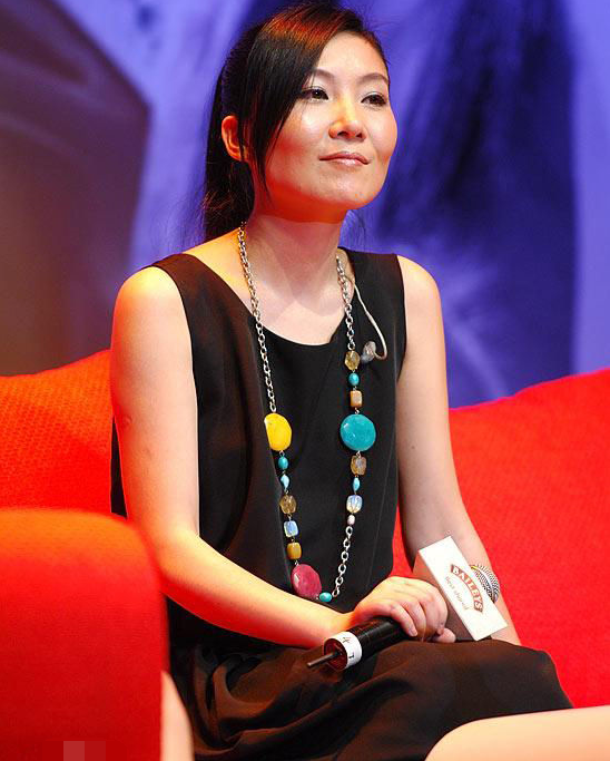 丁薇为那英创作歌曲《爱要有你才完美》,同年,为刘德华创作歌曲《我要