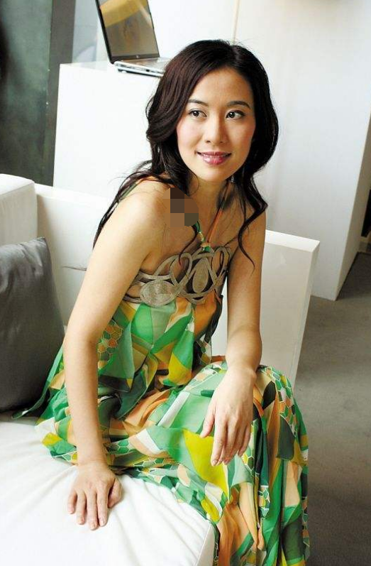 早期出席活动的叶璇,裙子被风吹起,大长腿也真是让人"服气"啊,怎么都