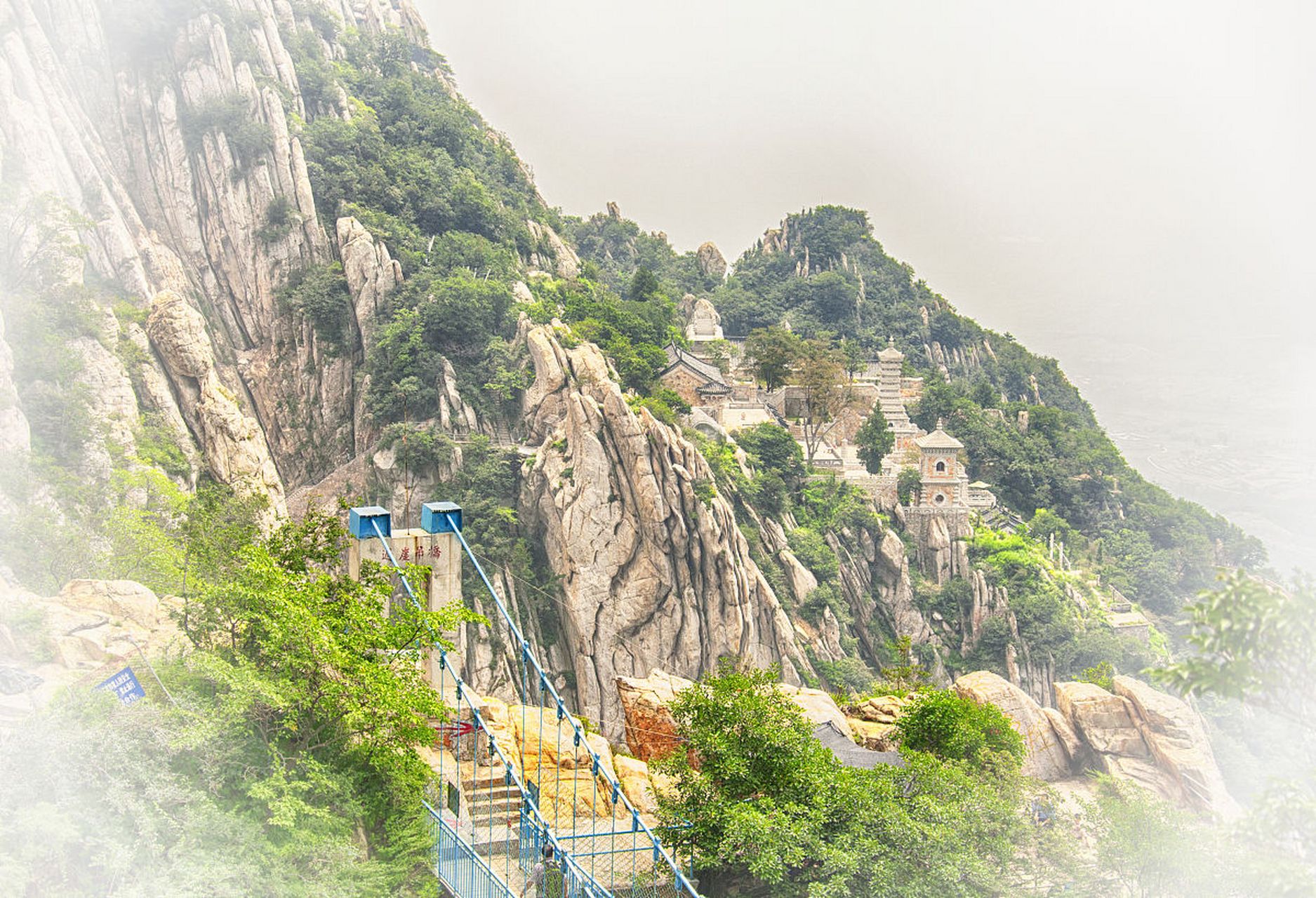 丰城市拥有众多旅游景点,包括杨柳湖景区,罗山风景区,厚板塘古村等,集