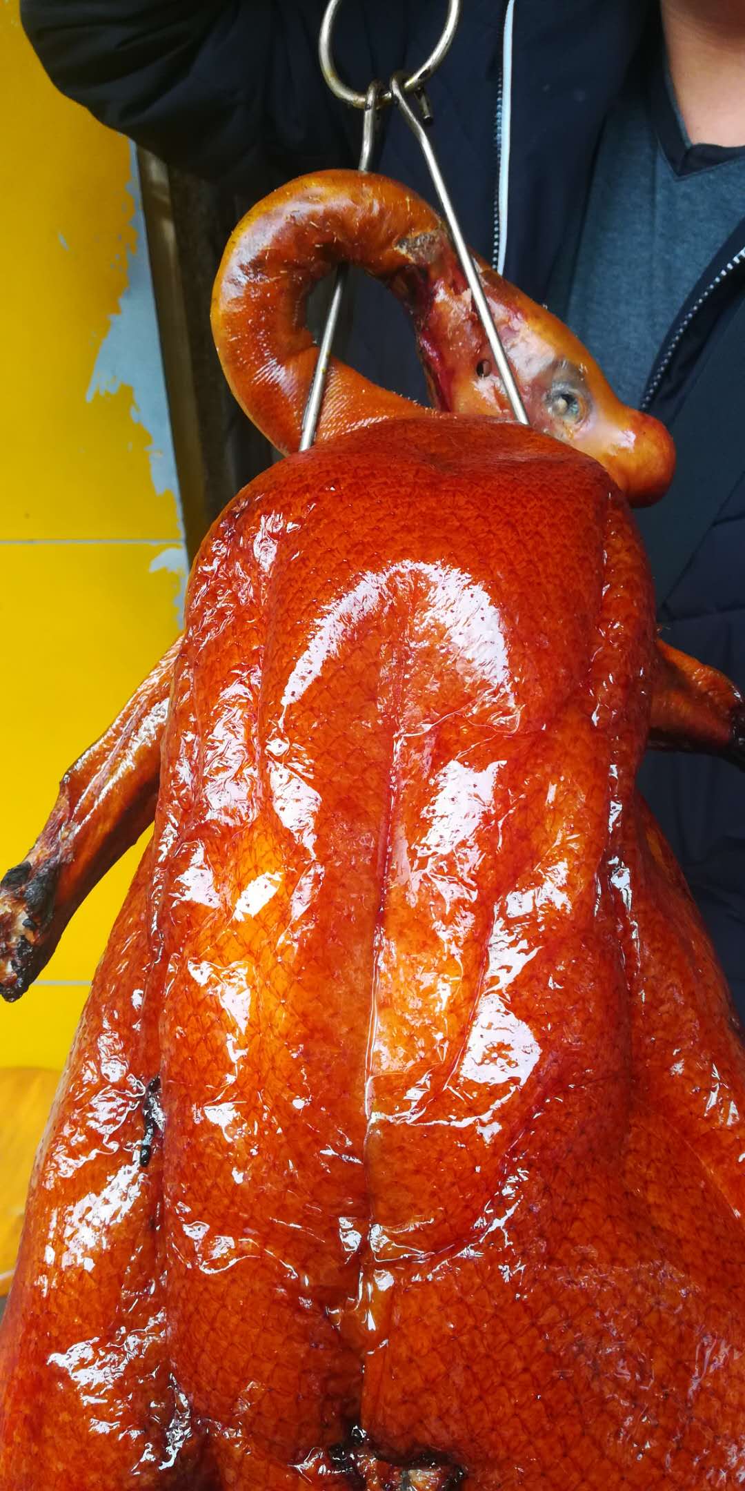 古井烧鹅制作过程,如何控制火苗让鹅皮更好的上色?