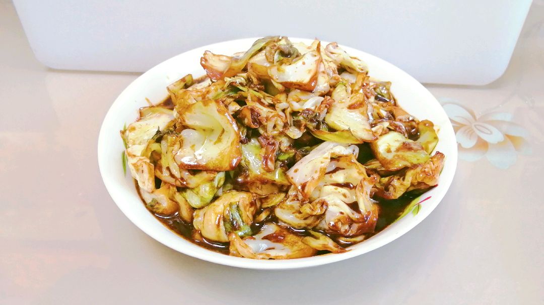 美食vlog:老叟做酱爆洋白菜,包菜先这样处理一下,好吃又下饭!