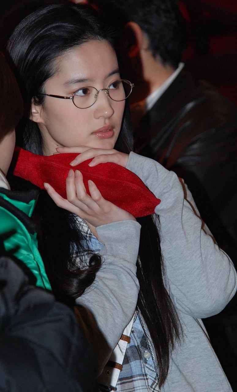 素颜戴眼镜的刘亦菲,你见过吗?仙气减少了吗?