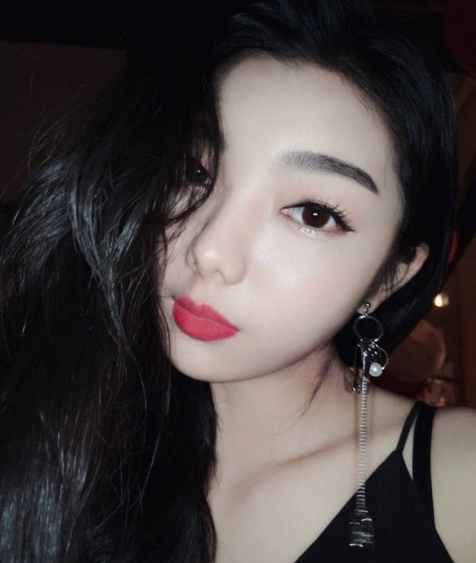 火箭少女101李紫婷牛仔短裤搭配橙色t恤,大秀好身材!