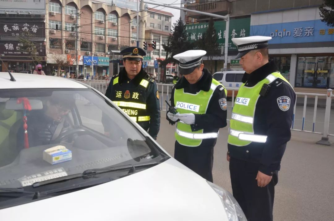 张家川县交警运管联合整治 严查非法营运车辆