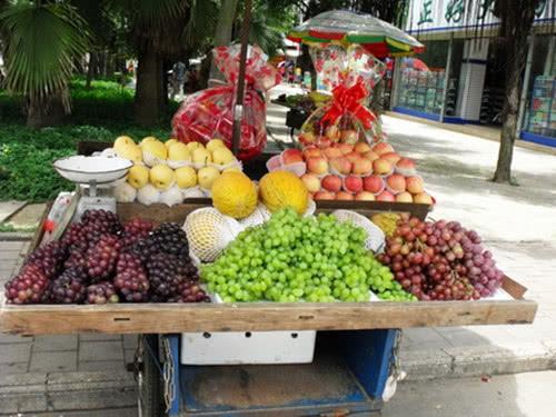 网传贵阳花溪大学城附近流动摊贩——"10元3斤水果"个个缺斤少两?