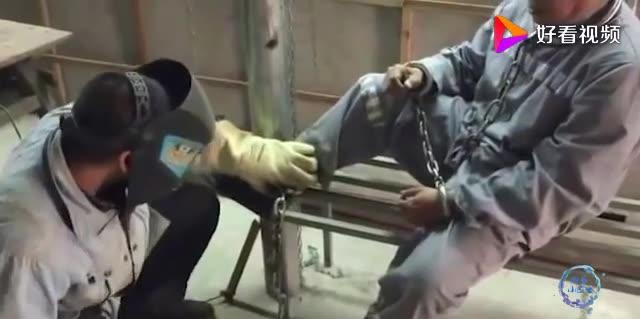 监狱里戴着脚链的犯人,是如何换裤子的?答案可能超出你的想象