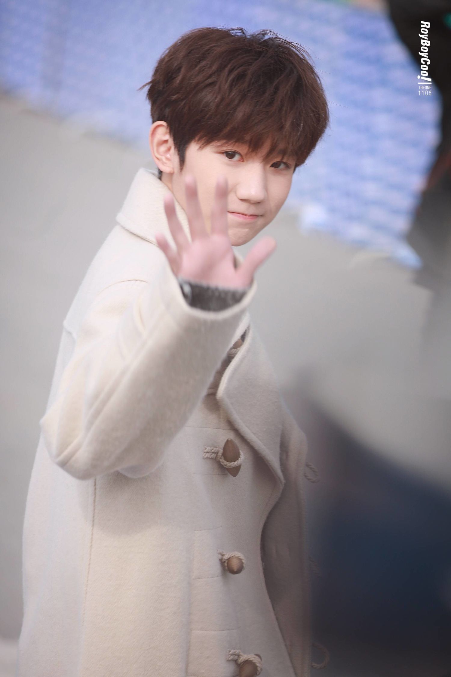 王源打招呼独家小动作 嘴唇抿起微微笑