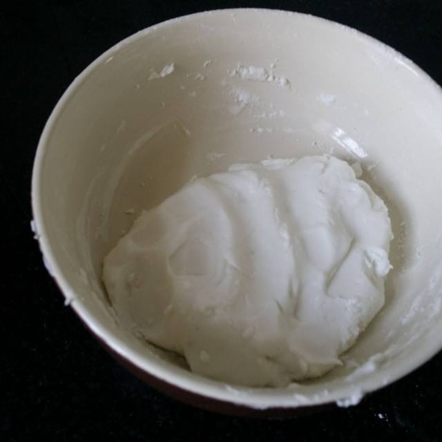 第3步,剩下的糯米粉也加水和成白色面团备用