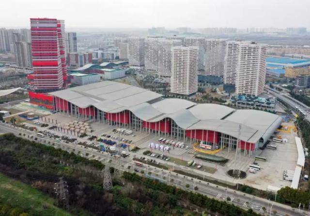 嗷夜|从3家到32家,武汉方舱医院床位将达3万张