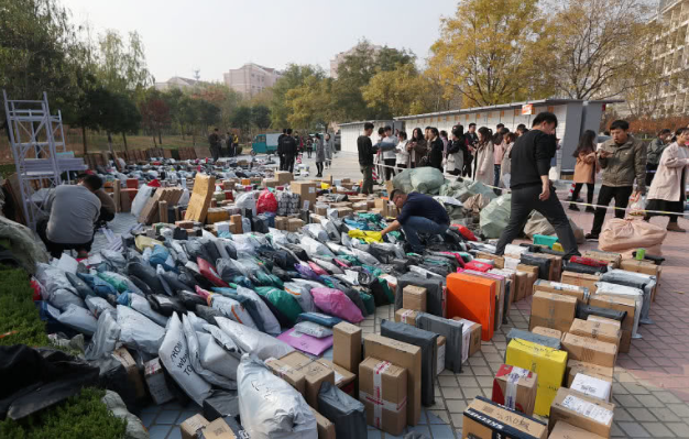 "双十一"后学校快递堆积如山场面"震撼"网友:多少学习用品?