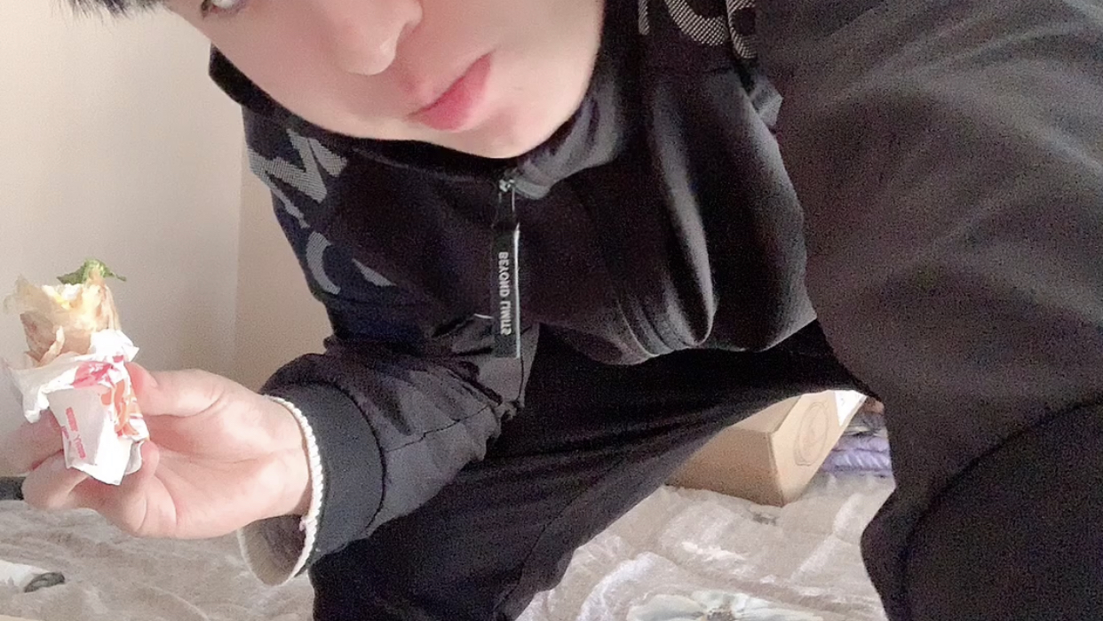 小伙在家闷得发霉了,想吃街边摊,自己做的手抓饼还不错