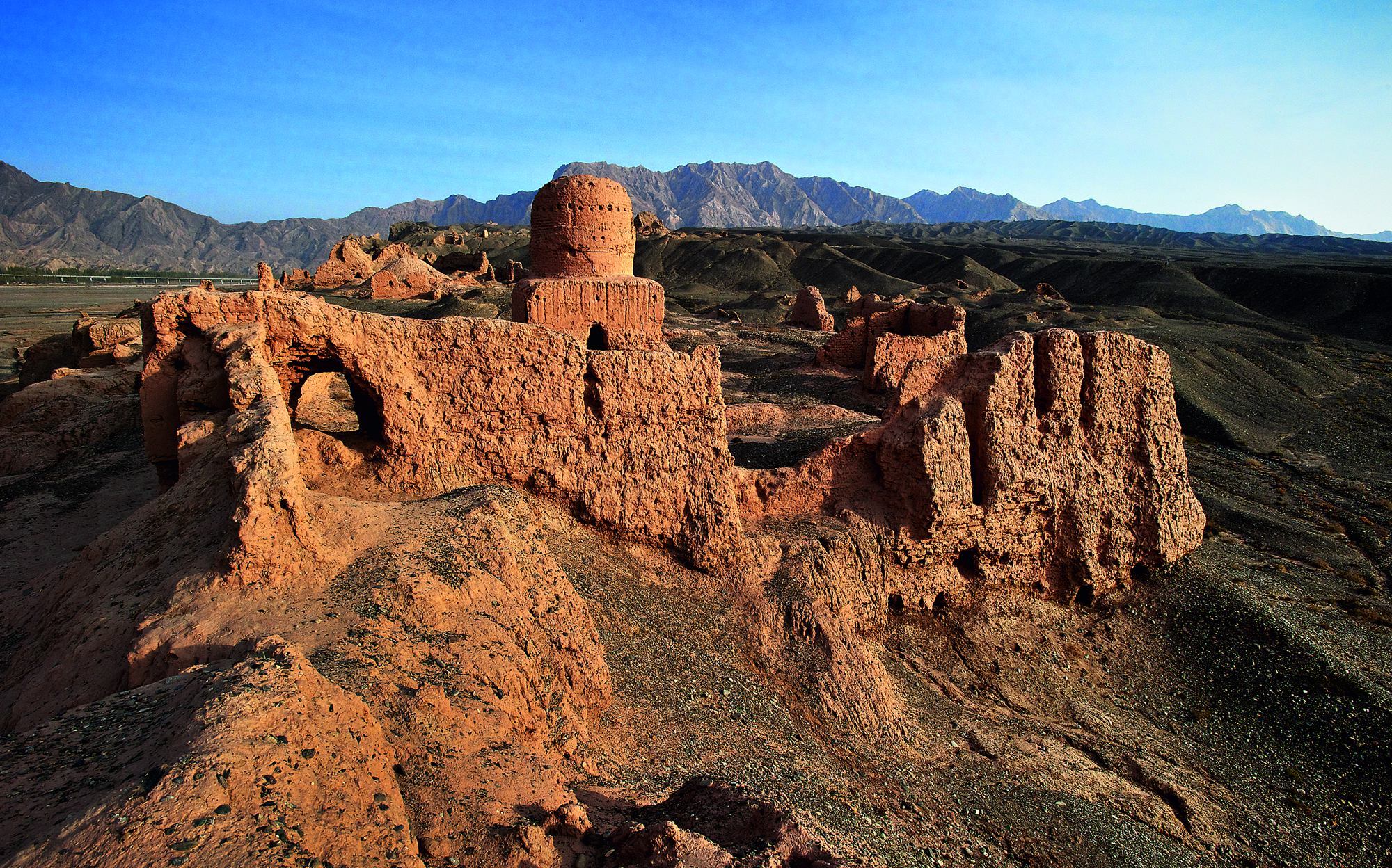 森木塞姆第26窟开凿于4~5世纪,这种塔柱四面开龛的形制在龟兹地区虽不