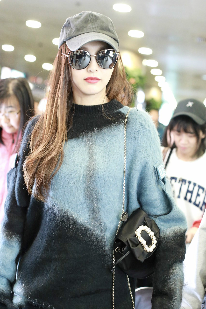 唐嫣头戴黑色棒球帽
