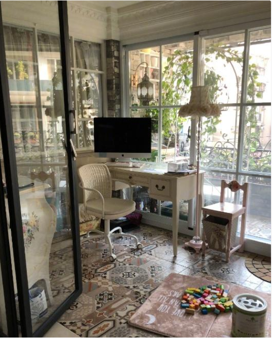 晒晒伊能静住的豪宅,卧室墙上贴着碎花墙纸,书房设计真豪华