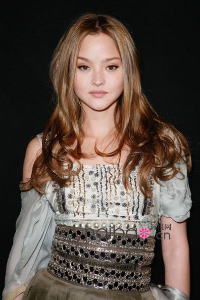 世界最矮超模,长相怪异称霸时尚界?现是香奈儿创始人最宠爱模特