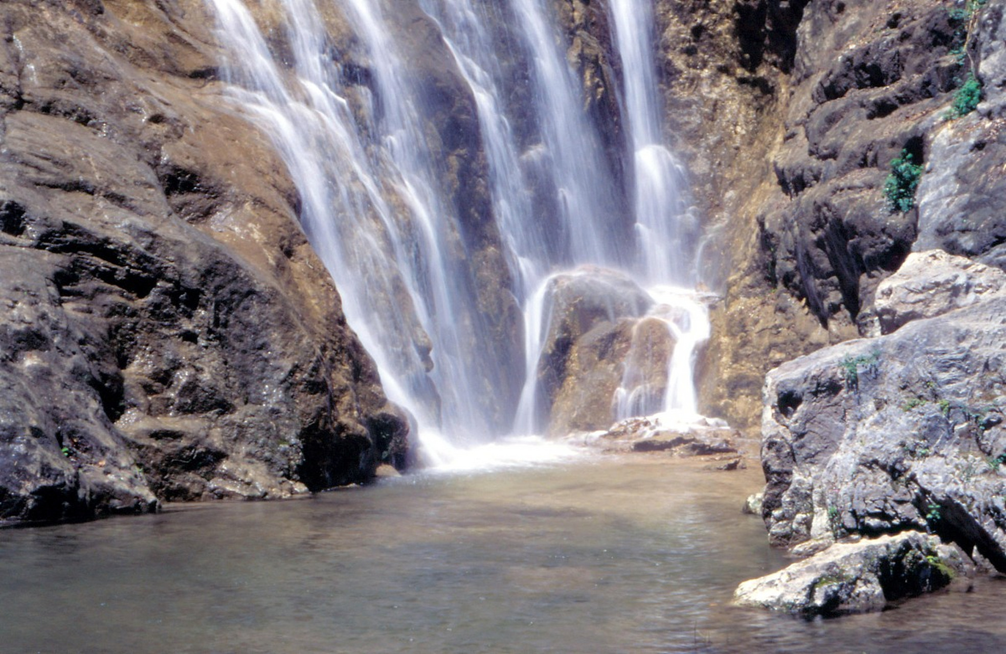 主要景点包括宝泉瀑布,古寨遗址,奇石林立和森林公园