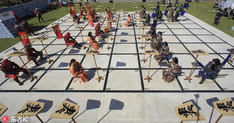 另类对弈!日本举行"真人将棋赛"