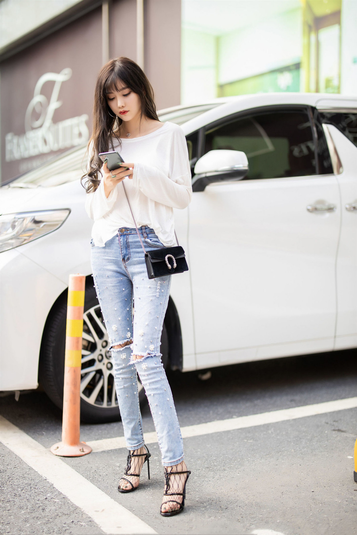 清新可人的牛仔裤美女,如此的多情与完美漂亮