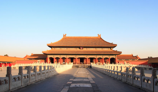 乾清宫,紫禁城后三宫之首,位于乾清门内