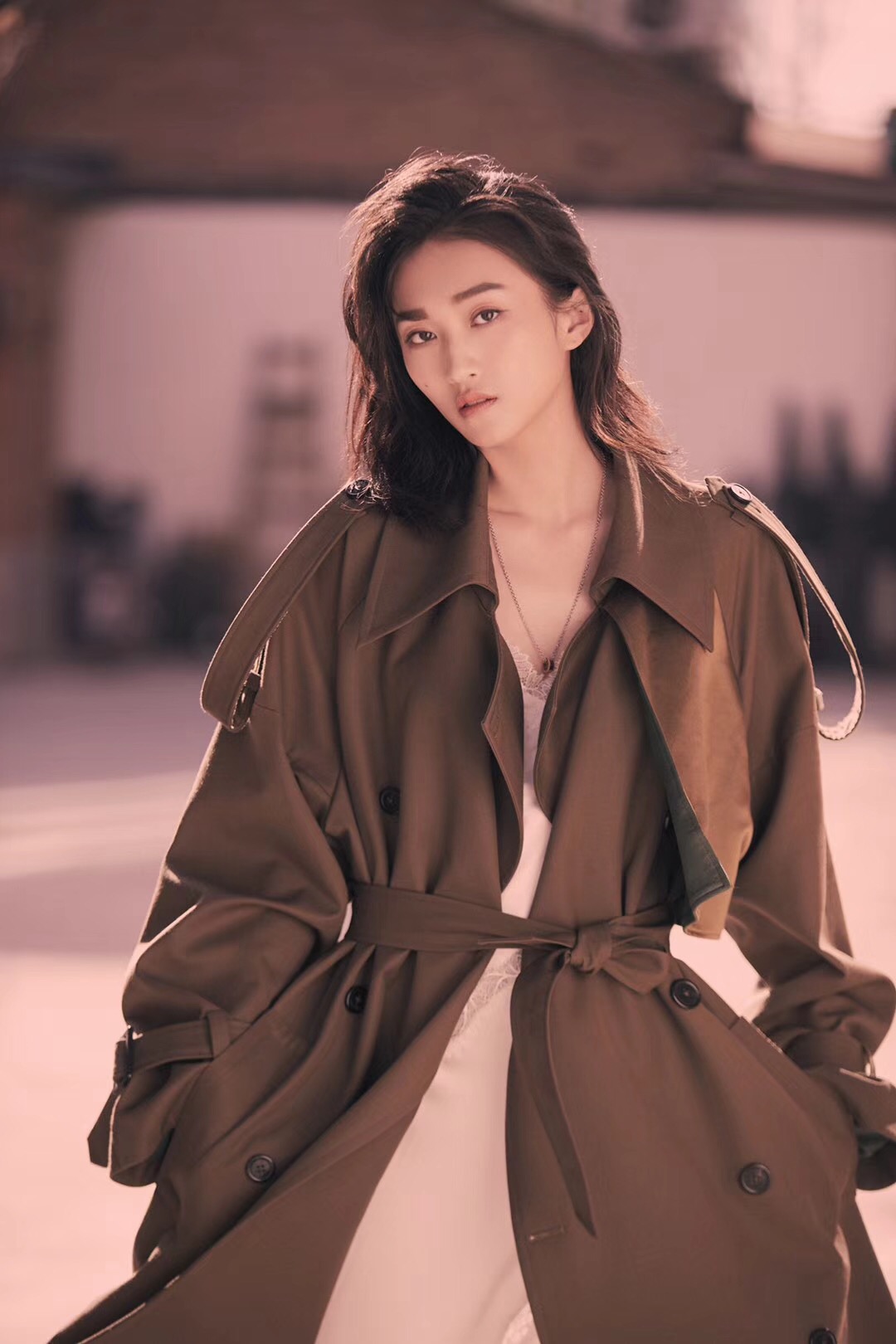 女演员王艺霏,深棕风衣,性感干练,气质时尚写真