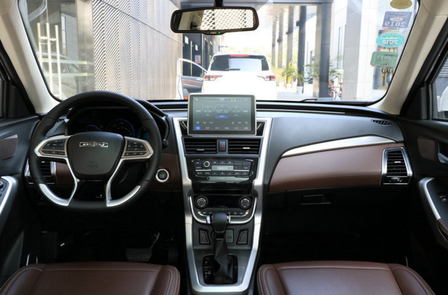 内饰虽然谈不上豪华,但是我觉得非常精致,这个内饰个性十足,内饰档次