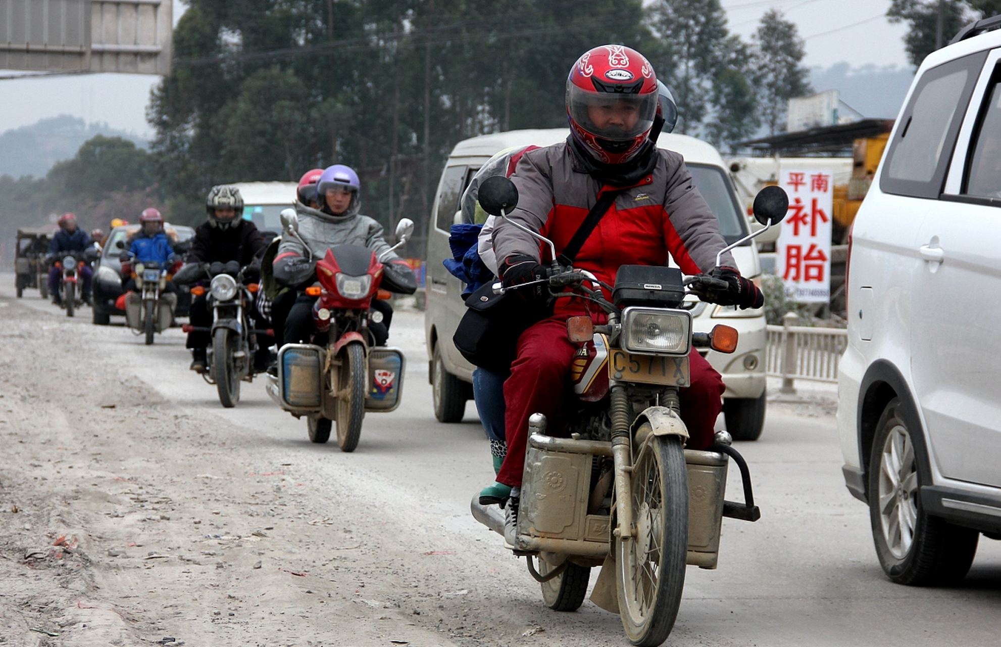 2003年,成龙受邀拍摄摩托车广告,他要求与一个年轻漂亮开朗的女生一起