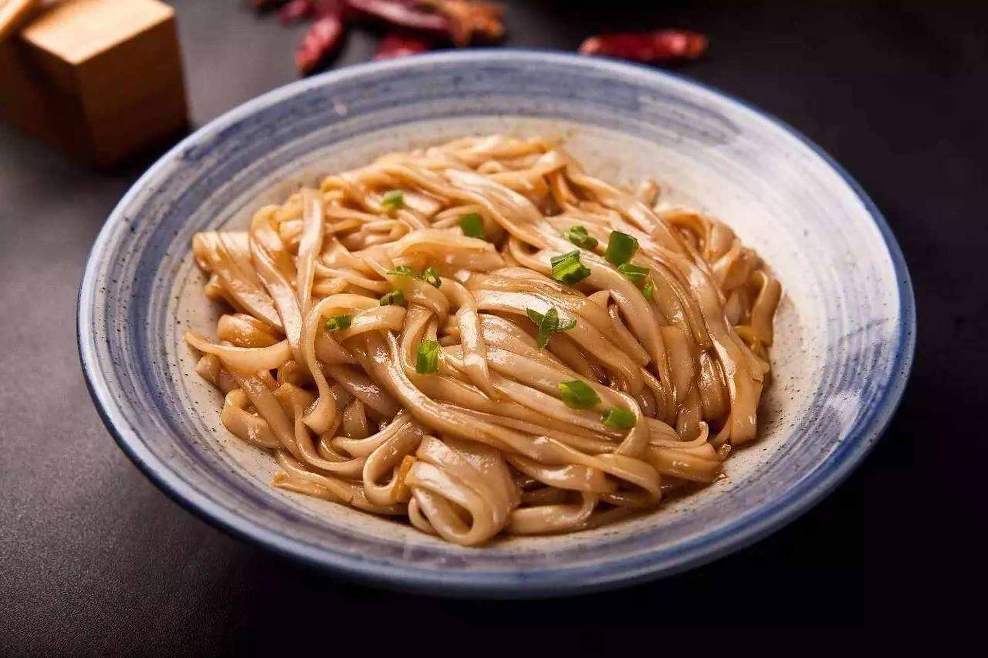 百城百味##百城百味长沙#【太平老街美食:猪油拌粉】门面很小,我几乎