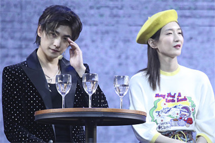 杨洋举办生日会 江疏影到场制造惊两人台上玩暧昧