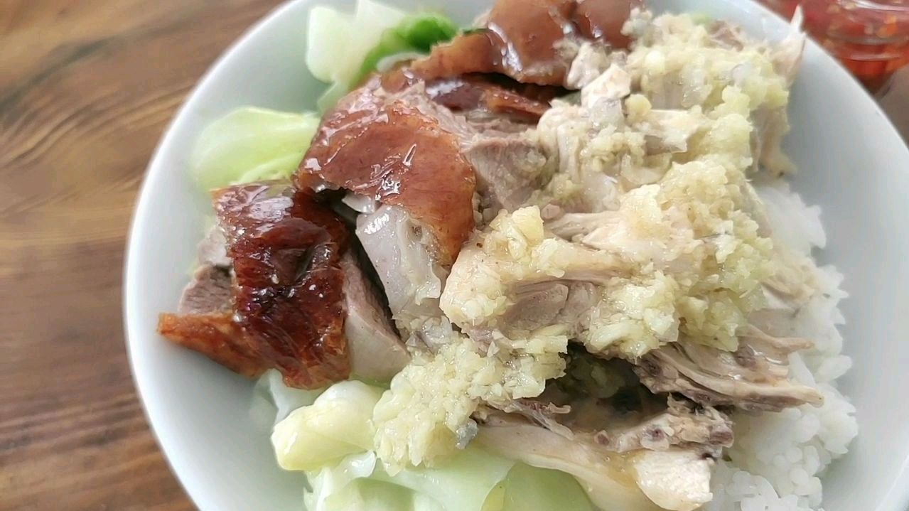 惠州仲恺新区的烧腊店,烧鸭饭拼白切鸡十五块,鸭皮烧得金黄很脆