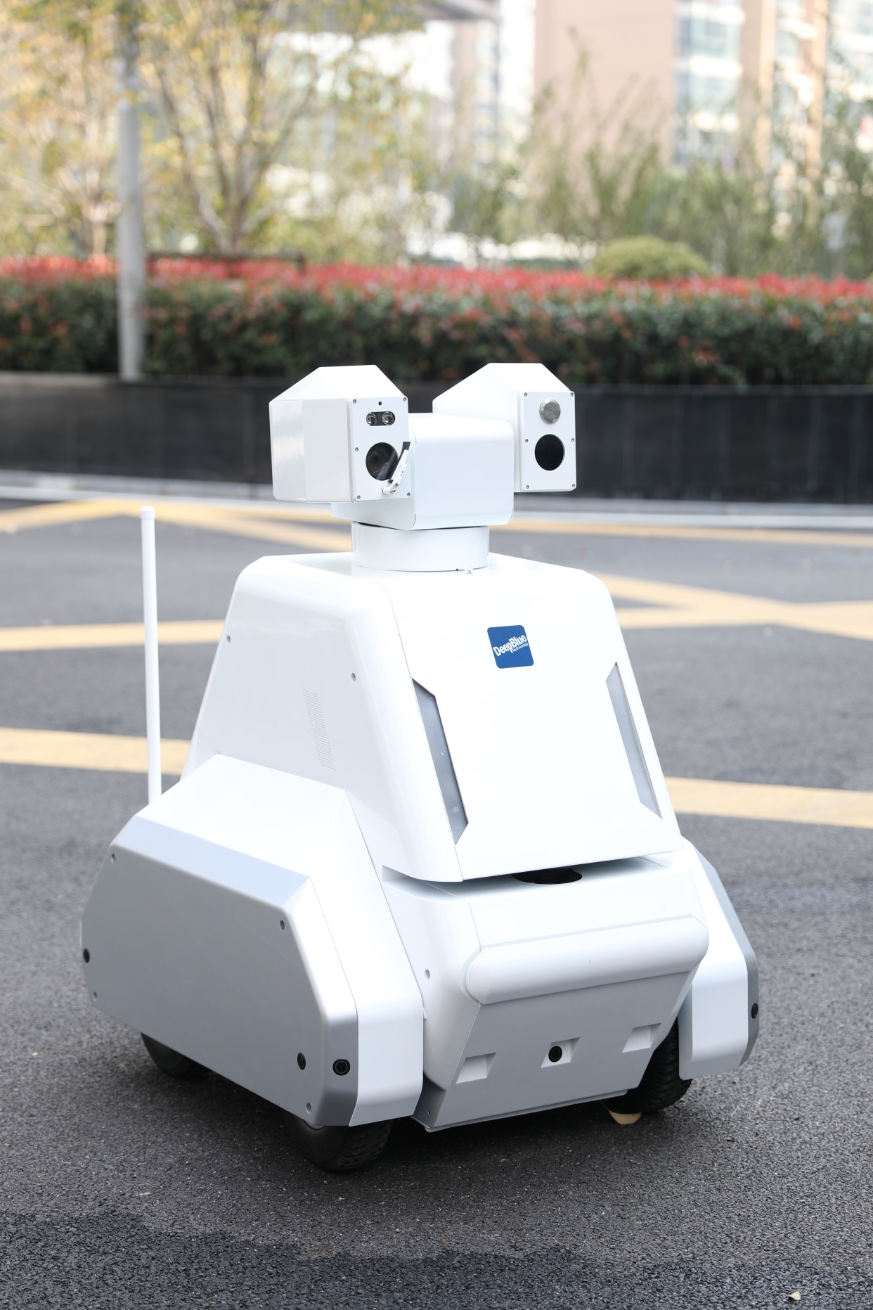 深兰科技ai安防机器人——瓦力16