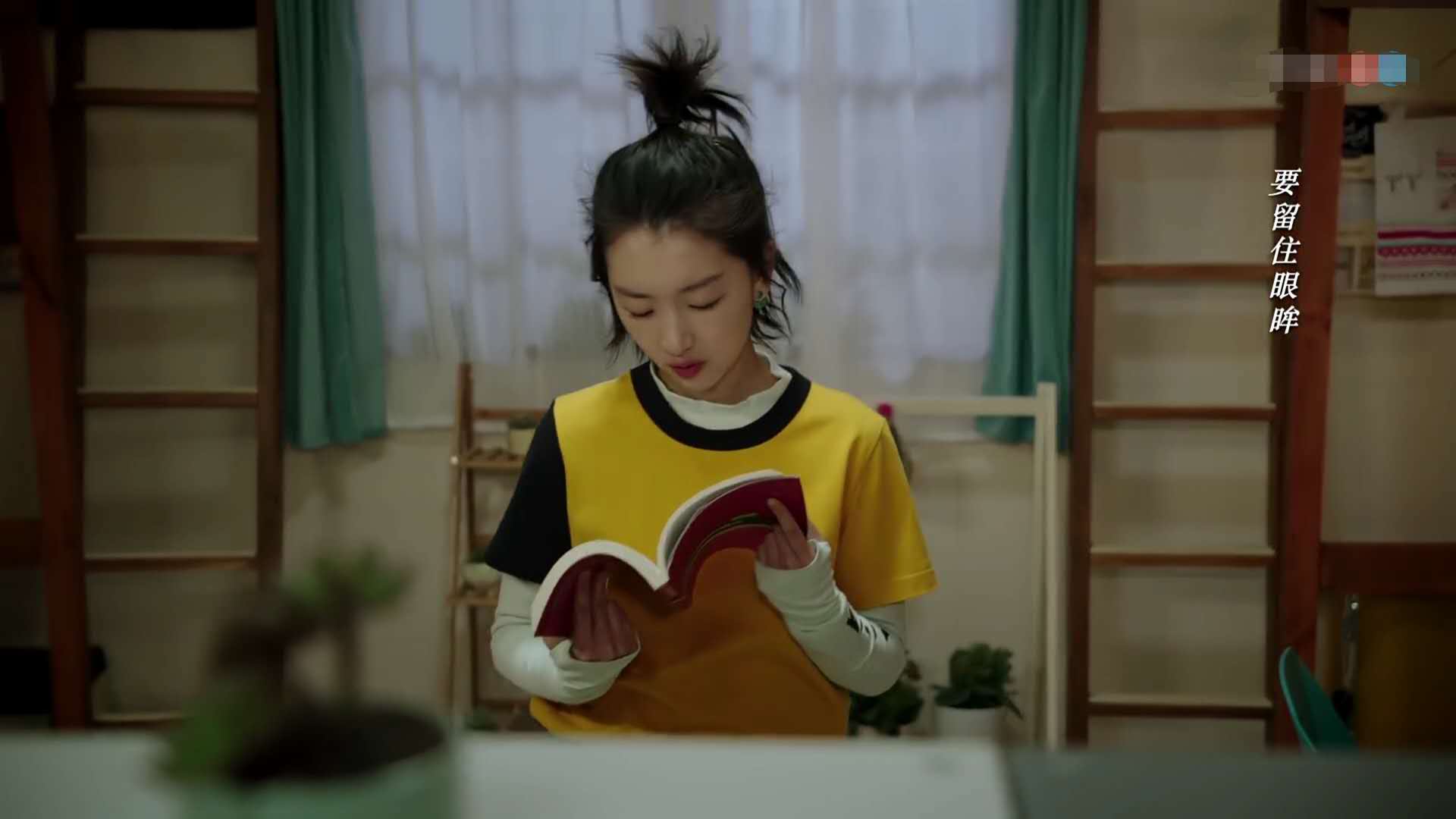 周冬雨新剧《幕后之王》,剧中身穿减龄少女装,她教你如何穿搭!