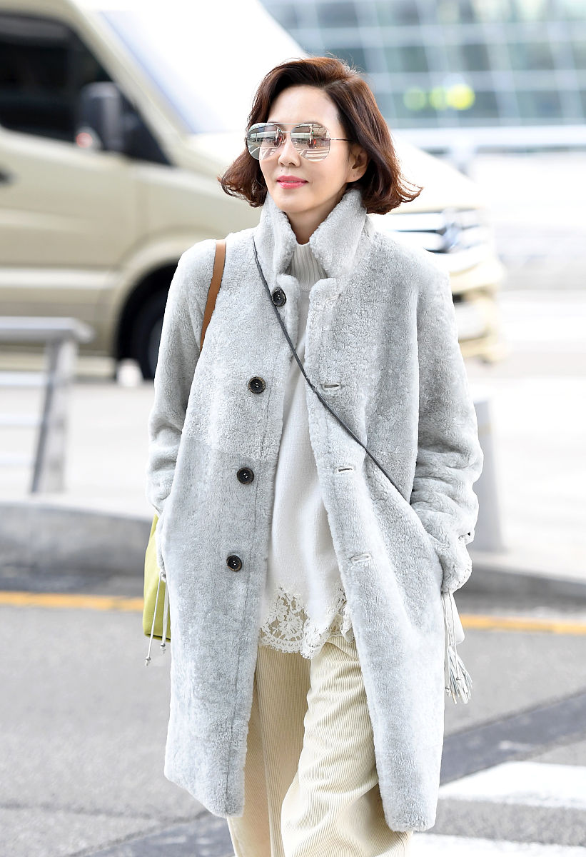 金南珠街拍:灰色羊羔毛大衣灯芯绒阔腿裤 优雅女人味