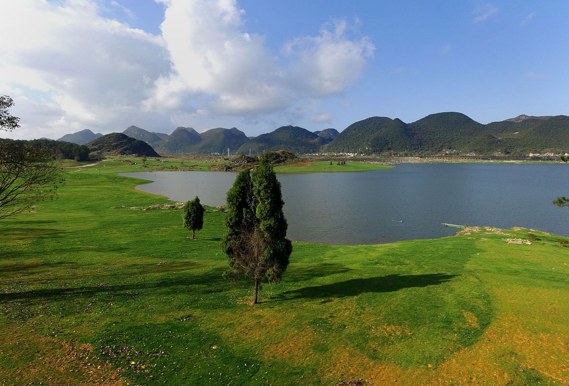 在贵州省毕节市纳雍县,有一处纳雍总溪河国家级湿地公园,这是一个令人