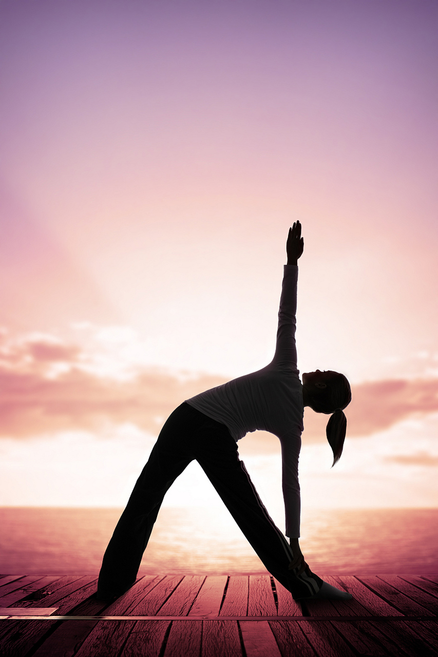 通过在户外使用防滑手柄火把,结合传统瑜伽动作,挑战身体灵活性和稳定