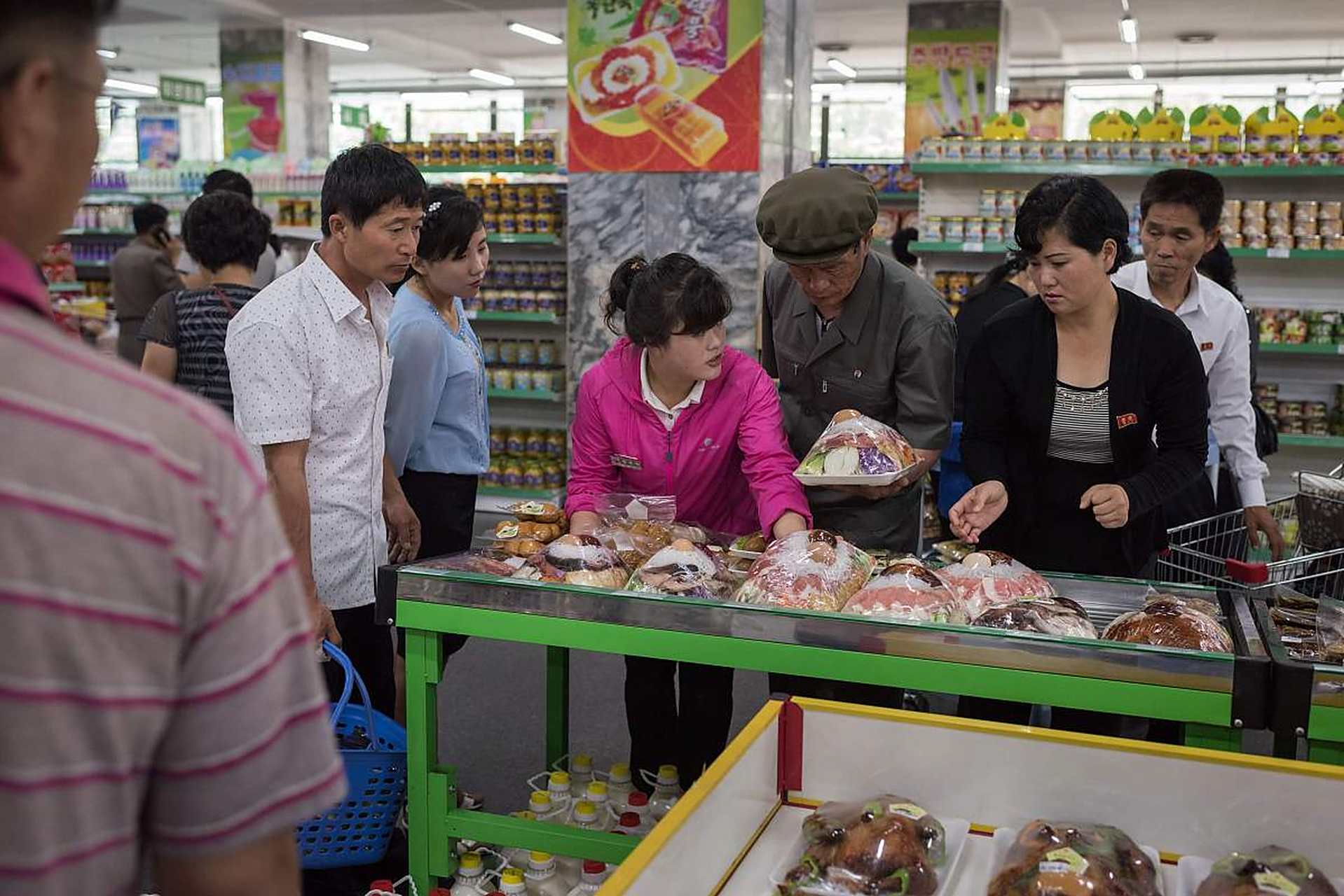 朝鲜所见所闻:逛朝鲜超市时,导游不让我们拍商品的价签,于是我们大致