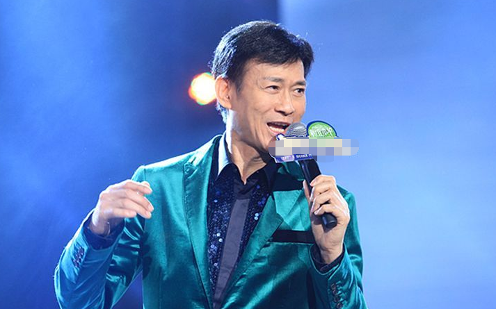 71岁郑少秋活动照被曝光,身形瘦削,手上拿的东西却很抢镜!