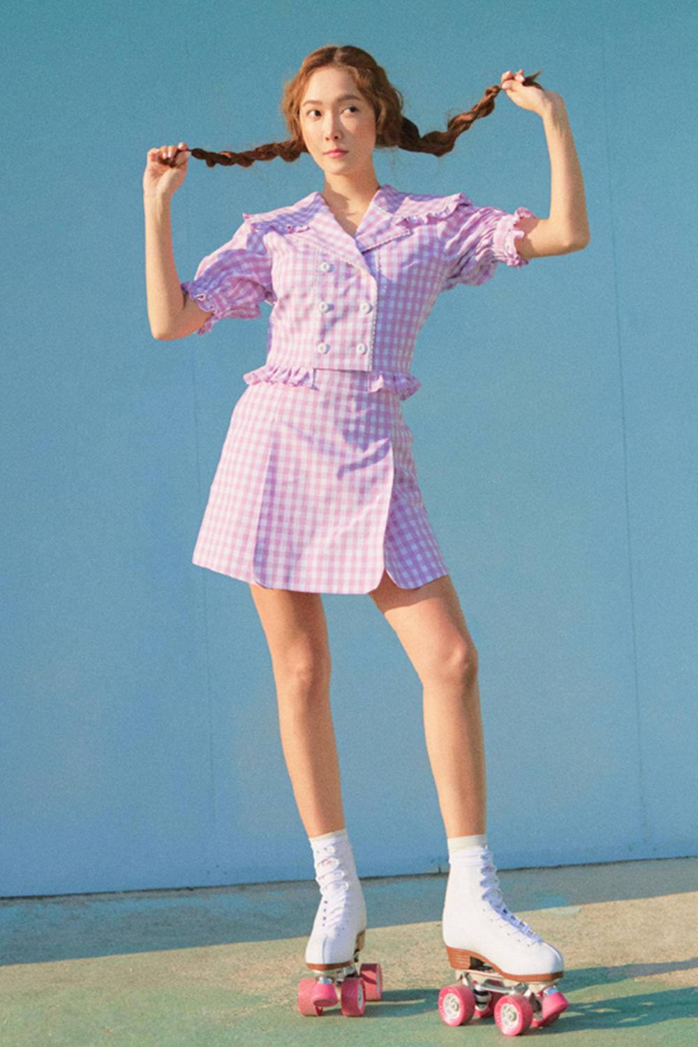 恋爱中的郑秀妍太甜了!穿粉色格子裙配麻花辫,31岁还似清纯妹子