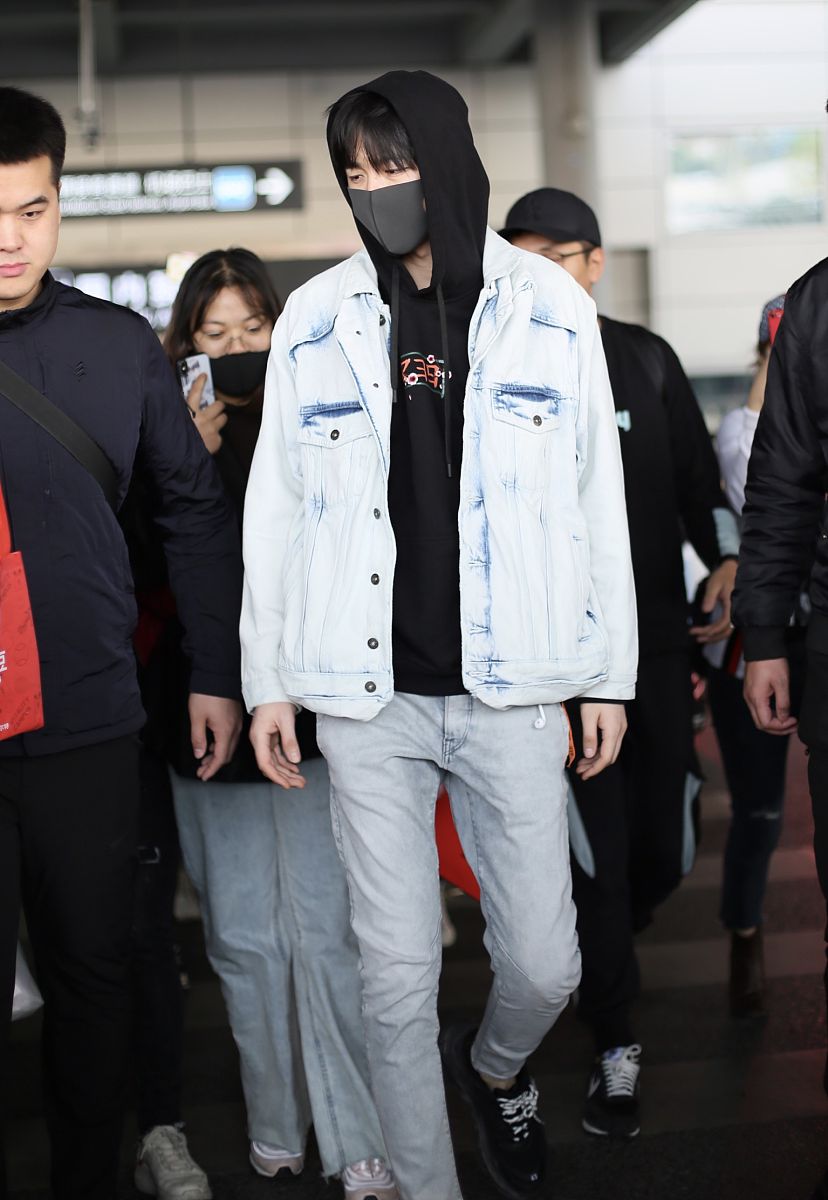 刘宇宁街拍:水洗牛仔夹克 牛仔裤 balenciaga老爹鞋帅气丹宁风