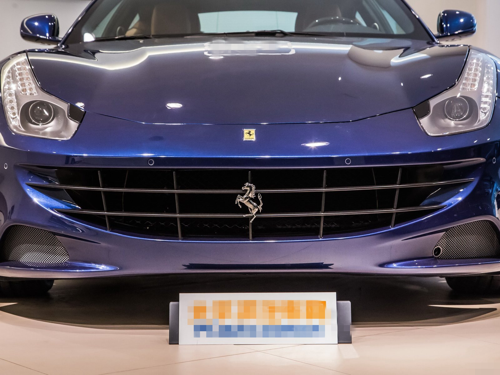 这款车的进气格栅设计的是很有个性的,配上前面的车标看起来十分的