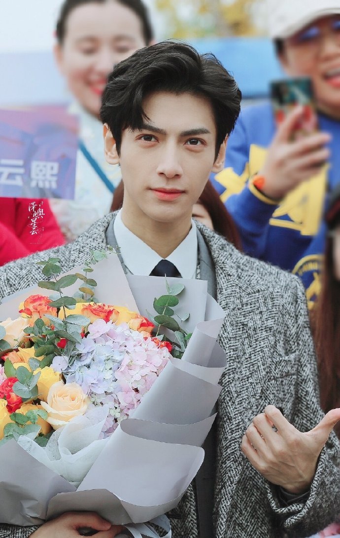 罗云熙袁帅# #罗云熙遇见阳光遇见你# 云想衣裳花想容,春风拂槛