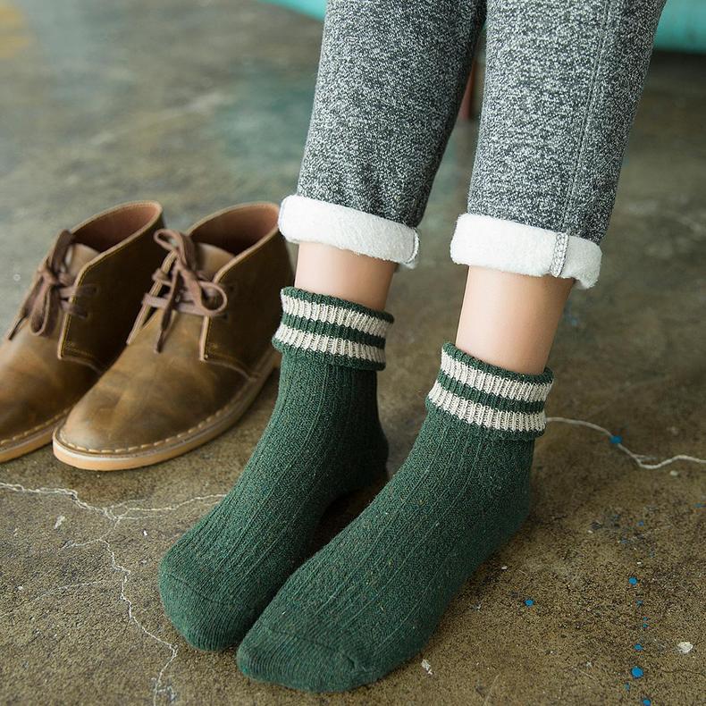 天冷露不了脚踝,那就露袜子吧