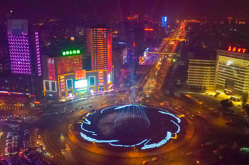 长春卫星广场美出新高度 璀璨灯光秀点亮春城夜空