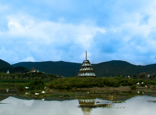 旅游:拉姆央措湖,意为"圣母灵魂湖",观赏松赞林寺的最佳地点