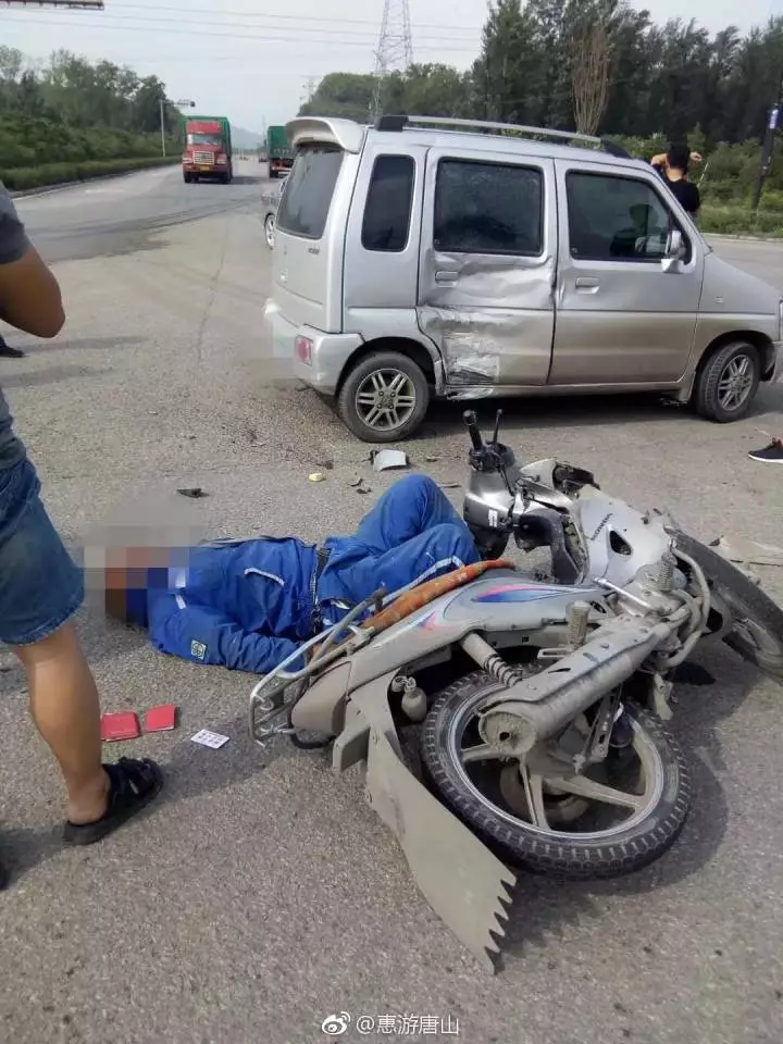 惨烈!迁西接连发生两起摩托车交通事故,现场血迹触目惊心