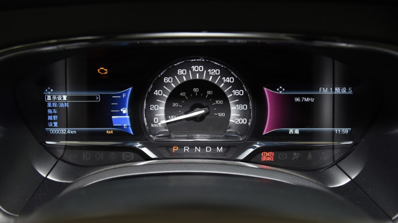 仪表盘:采用了现代人群需要的液晶仪表盘