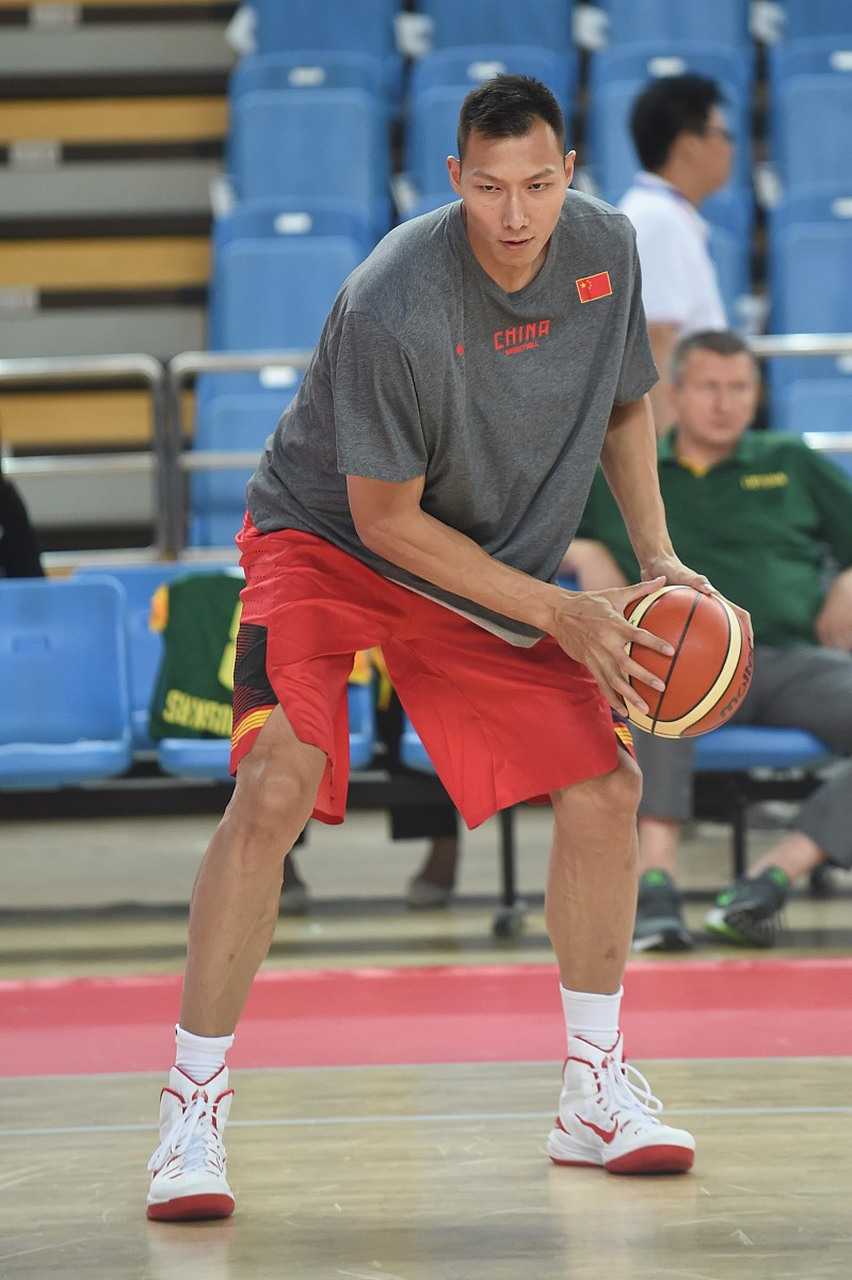 1️⃣ 易建联,中国著名的篮球运动员,在篮球界有着显著的影响力