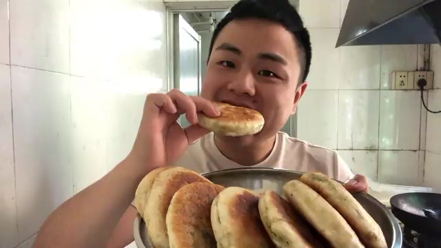 外面卖的青椒鸡蛋饼,小易做了一盘又香又好吃,来看他是怎么做的
