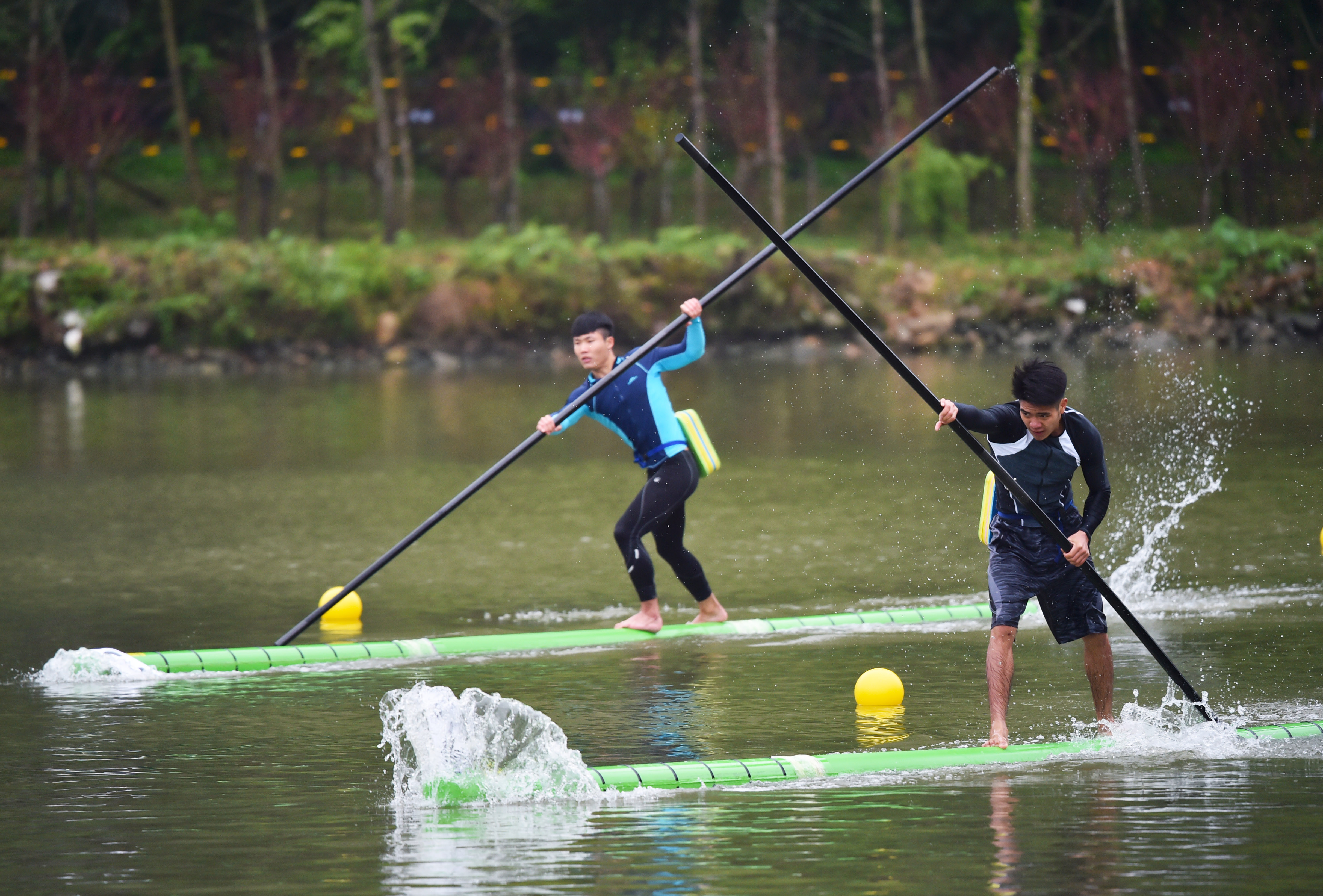 "壮族三月三·民族体育炫"    4月4日,选手们在全国板鞋竞速邀请赛中