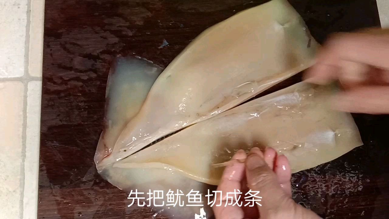 营养丰富的鱿鱼萝卜汤,味美汤鲜,增强免疫力抗击感冒